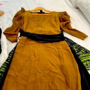 Elizabeth and James beautiful dress with black leather belt